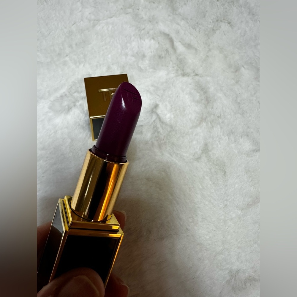Tom Ford purple Luxurious Black and Gold case Lipstick - Picture 5 of 5
